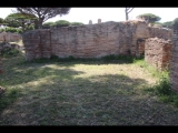 07254 ostia - regio i - insula xii - caseggiato a tabernae (i,xii,10) - ostseite - 2. laden von norden - bli ri sueden - 06-2024.jpg